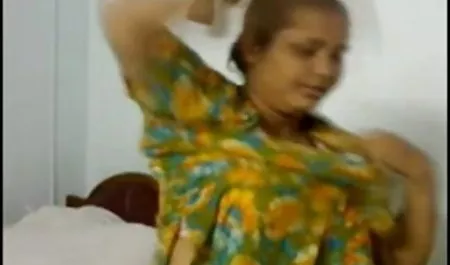 समलैंगिकों की एक कंपनी ने उनके बिस्तर पर एक वास्तविक समूह सेक्स की व्यवस्था करने का फैसला किया। चार लड़कियों की लेस्बियन कैरी एक जंगली तांडव में भोजपुरी में सेक्सी मूवी बदल गई, जिसमें से प्रत्येक को केवल एक संभोग सुख प्राप्त होगा