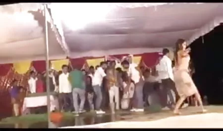 क्यूट लड़की अपने दो मूवी सेक्सी पिक्चर वीडियो में दोस्तों के साथ मस्ती करती हुई