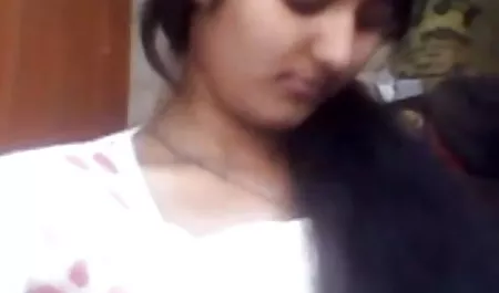 लाल बालों वाली फूहड़ और उसकी प्रेमिका को एक पुलिसकर्मी के अपार्टमेंट में जाने की इजाजत थी, जो उनके लिए एक कठिन पूछताछ की व्यवस्था करता था, और फिर बारी-बारी से उन दोनों को हिंदी में सेक्सी फिल्म मूवी ले जाता था और उनकी चुदाई करता था।