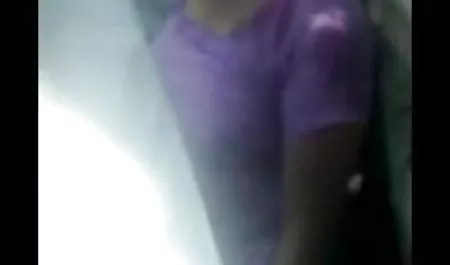 सेक्सी काली औरत अपने कमीने के काले बड़े मुर्गा पर सवारी करती है मूवी सेक्सी वीडियो में