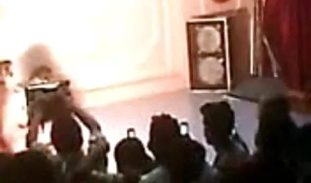 एक फंकी हिंदी में सेक्सी पिक्चर मूवी फिगर वाली खूबसूरत लड़की प्रकृति में जर्मनों के सदस्यों को चूसती है