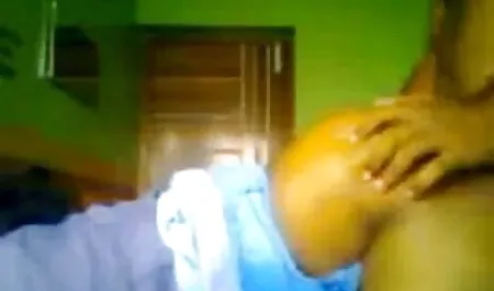 लाल बीएफ मूवी सेक्सी में नीग्रो कुशलता से उसके छेद के साथ काम करता है