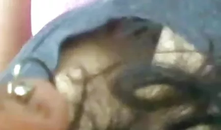 श्यामला उंगलियों के साथ बिल्ली रगड़ती है और सह निगलती है सेक्सी मूवी इंग्लिश में