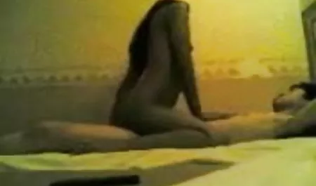 एक सेक्सी सेक्स मूवी भोजपुरी में श्यामला के साथ एक सोफे पर त्रिगुट