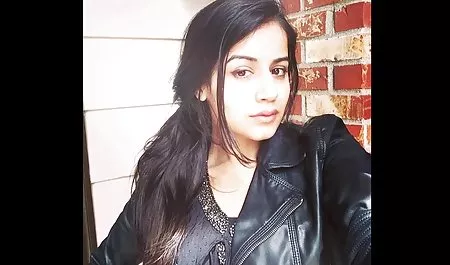 एक छोर ने साहसपूर्वक उसे एक सुंदर गुलाबी चूत में पीछे से प्रवेश किया, और दूसरे ने उसके मुंह को चौड़ा कर सेक्सी मूवी सेक्सी मूवी हिंदी में दिया। फिर वह एक बार में दो सदस्यों की दौड़ का इंतजार कर रही है