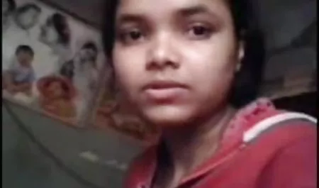 लड़की के प्यारे प्रेमी ने उसे धक्का दिया, गुजराती में सेक्सी मूवी वह अपनी दुल्हन का मजाक बनाना चाहता था। हथकड़ी खरीदकर, वह घर आया, लड़की को बांधा, उसके कपड़े फाड़े और कड़ी मेहनत की