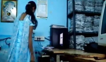 रेडहेड बड़ा सेक्सी वीडियो में हिंदी मूवी समलैंगिक कार्यालय में बहुत सहयोगी में डिक बेकार है