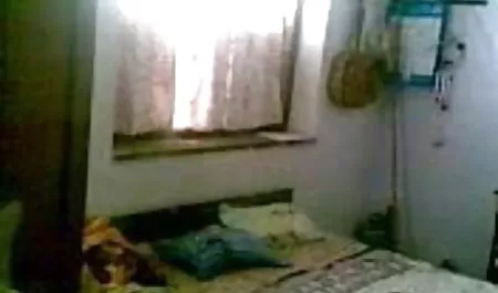 वेरोनिका एक वेबकैम के हिंदी में सेक्सी फुल मूवी सामने हस्तमैथुन करती है