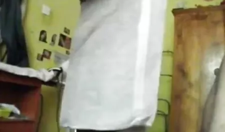 सुंदर श्यामला स्ट्रैपआन के साथ बाथरूम में सेक्सी मूवी assfucked