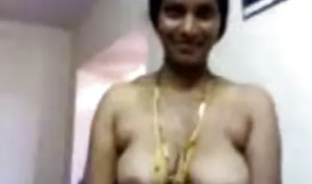 एक डिक पर दो लड़कियों को सेक्सी हिंदी मूवी वीडियो में घुमाते हैं