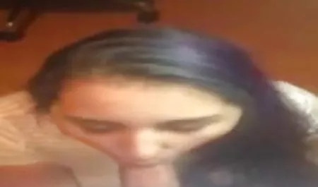 सेक्सी गोरा अपने साथी को बहुत आनंद मूवी सेक्सी वीडियो में देता है