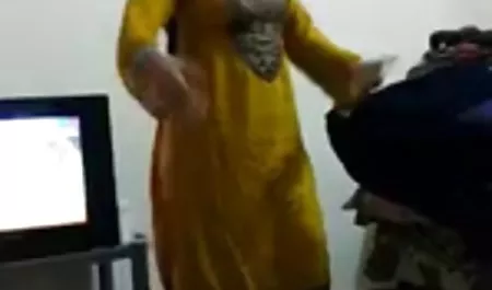 लोचदार स्तनों के साथ सौंदर्य दर्पण के सामने गड़बड़ हो जाता है और मूवी सेक्सी हिंदी में वीडियो एक मोटा मुर्गा चूसता है