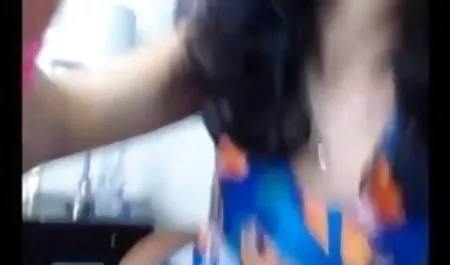 सेक्सी नीचे पहनने के कपड़ा में Busty सेक्सी मूवी इंग्लिश में सुंदरता फूलों का एक गुलदस्ता के लिए गड़बड़ हो जाता है