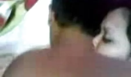 युवा लड़की एक सोफे पर एक मसाज पार्लर सेक्सी मूवी एचडी हिंदी में में गड़बड़