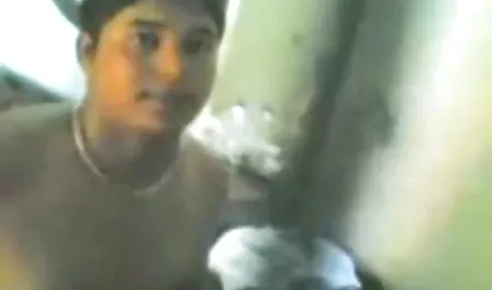 ब्लौंडी एक शॉवर सेक्सी मूवी हिंदी में के बाद बाहर आया और एक आदमी को चूसा
