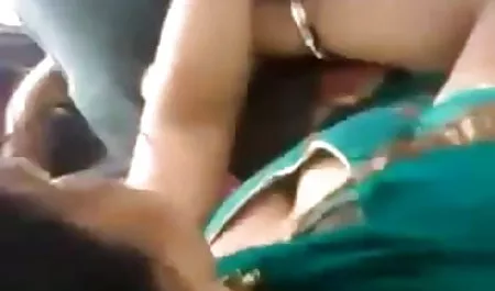 लड़का अपनी प्यारी लड़की को साइड से देखता है, क्योंकि वह एक दोस्त के साथ चुदाई करती सेक्सी मूवी वीडियो में सेक्सी है