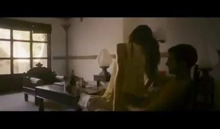 नई गृहिणी ने स्टॉकिंग्स पर डाल दिया हिंदी में सेक्सी मूवी और मालिक को बहकाया