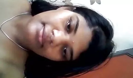 चश्मे में लड़की उसे गोल सेक्सी मूवी हिंदी में सेक्सी मूवी गधा twists और खुद को एक dildo के साथ fucks