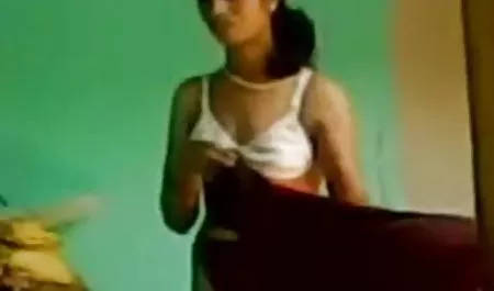 कुतिया ने गुदा में एक प्लग डाला और एक बिल्ली के साथ मुर्गा पर बैठ सेक्सी फिल्म मूवी में गया